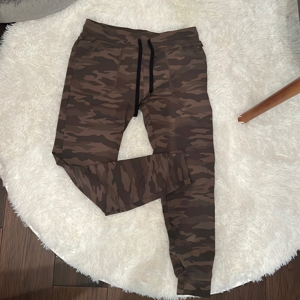 Zyia womens camo jogger size M